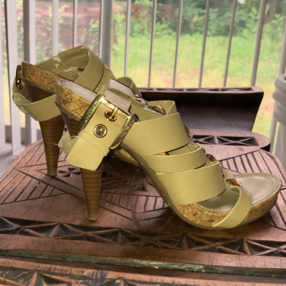 Elegant Beige Strappy Heels - Picture 3 of 4